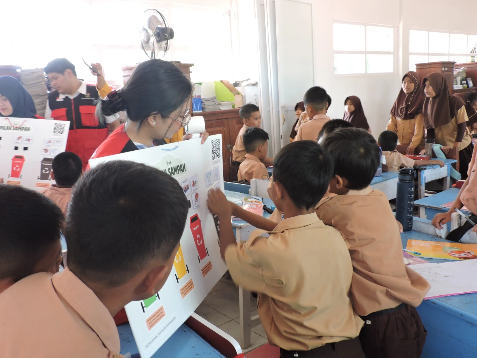 Siswa UPT SPF SD Inpres Tangkala II mempraktikkan pemilahan sampah melalui media edukasi interaktif yang dipandu mahasiswa KKN Tematik Zero Waste Gelombang 116 Universitas Hasanuddin untuk menumbuhkan kepedulian lingkungan sejak usia dini di Kelurahan Laikang, Kecamatan Biringkanaya, Kota Makassar. (Foto: Dok.Pribadi).